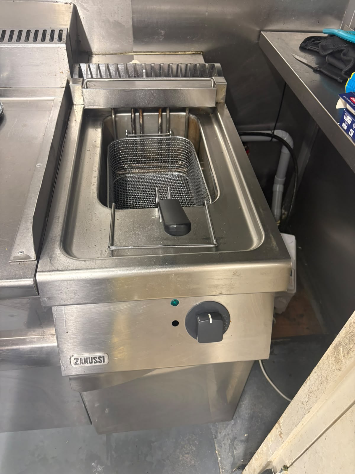 Oude, kapotte Zanussi-friteuse bij Sa Capanna