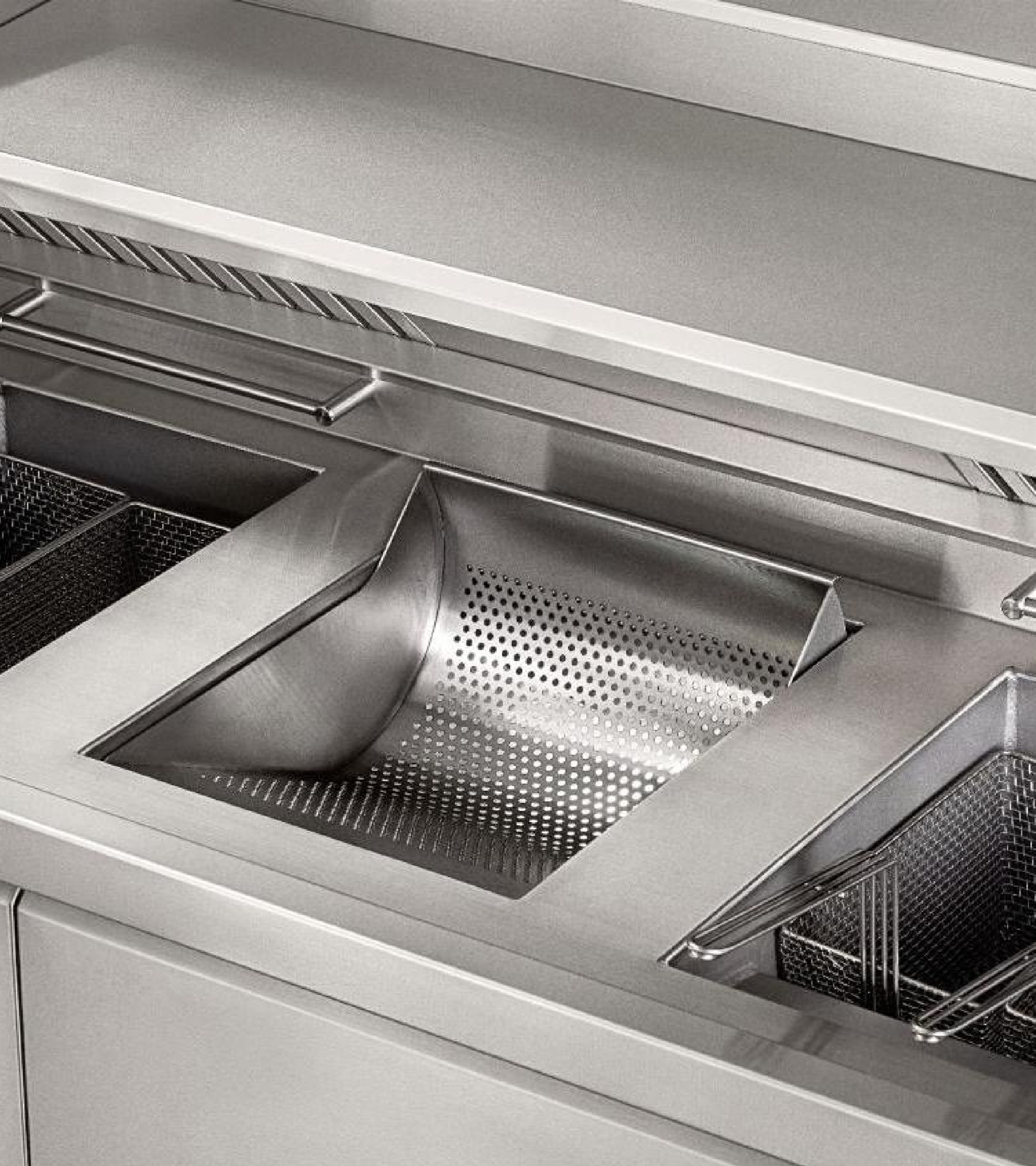 Drop-in frituurketels met frietuitschepbak ingebouwd in een bakwand