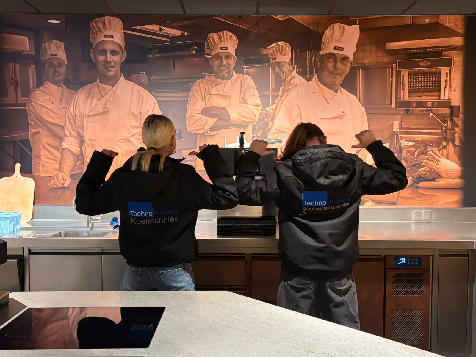 Sanne en Lisa van het Techno Horeca promotieteam in hun Techno Horeca-jassen