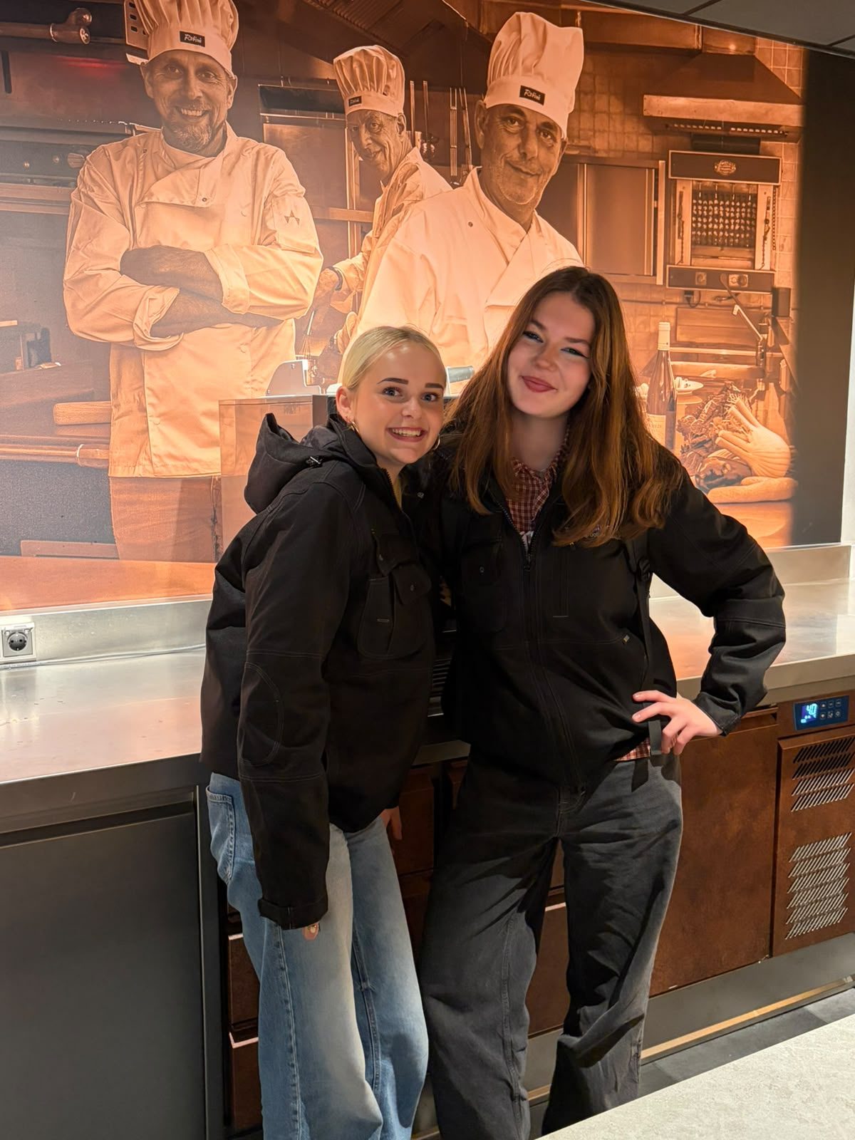 Sanne en Lisa van het Techno Horeca promotieteam in een professionele keuken